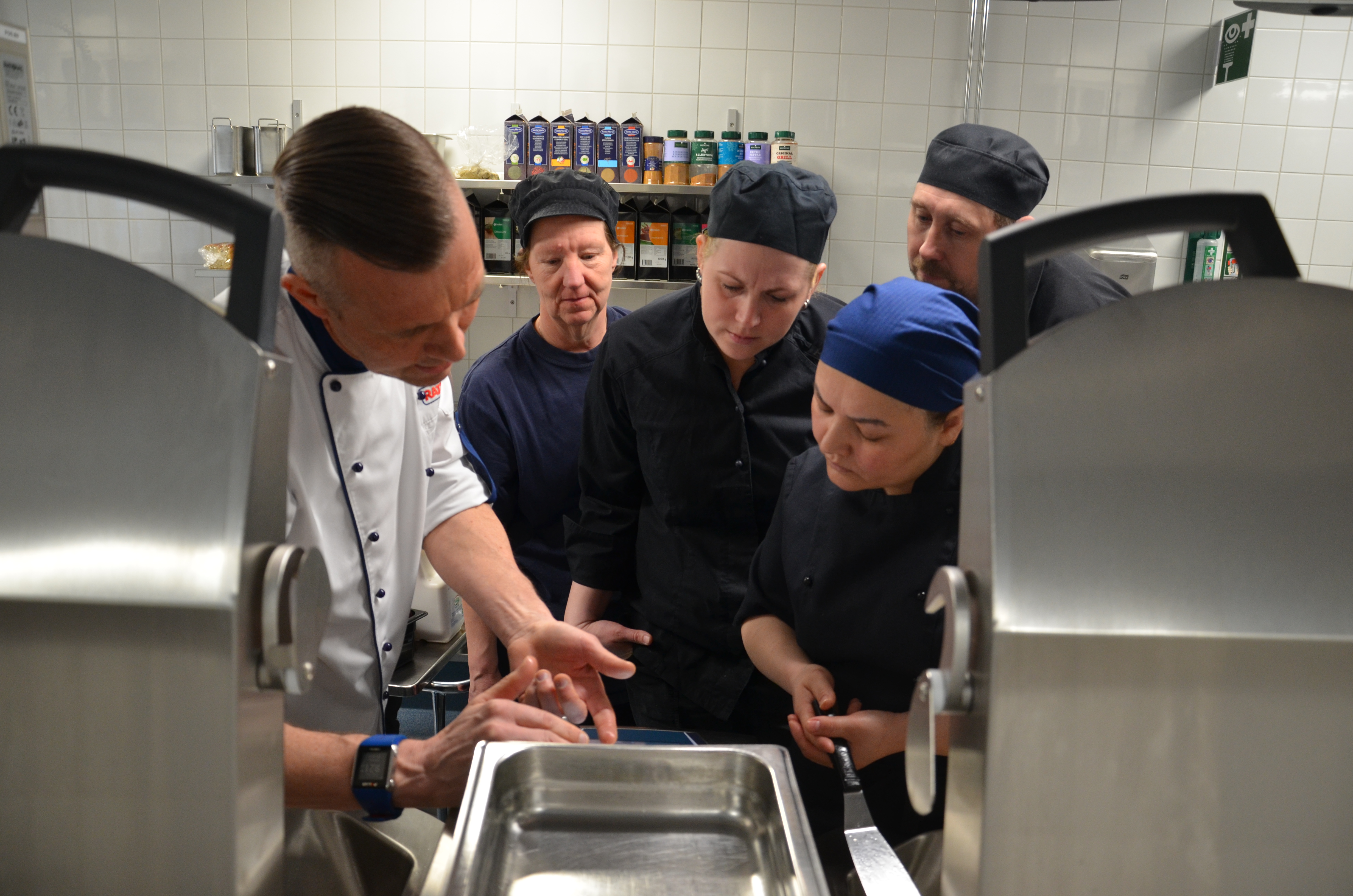 Kökspersonalen på Björkgården har precis fått utbildning på de nya köksmaskinerna.